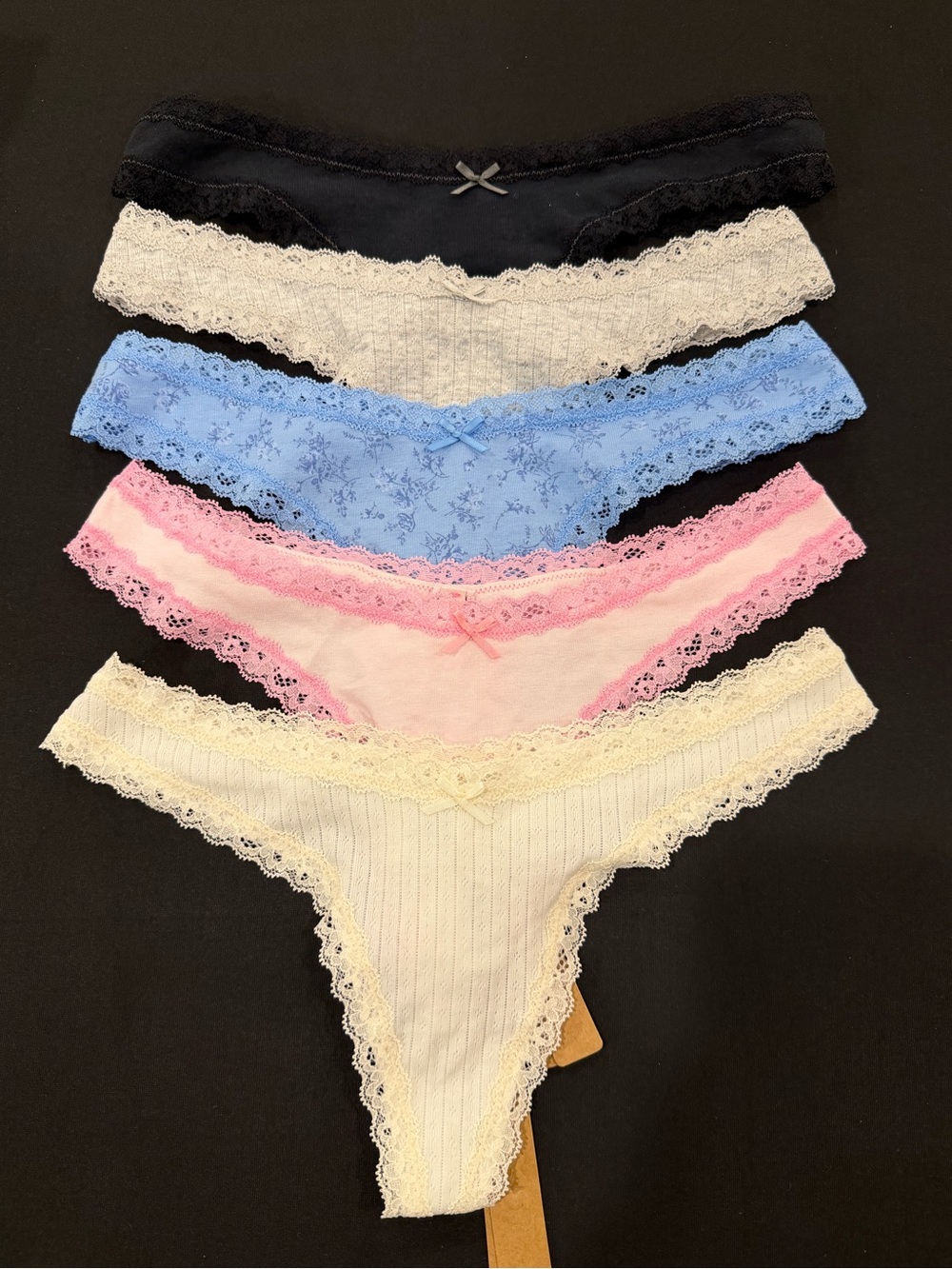 SKIMS LIGHTWEIGHT COTTON
POINTELLE LACE THONG (5x25) (New, No tags)